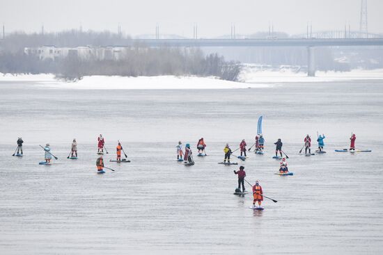 Новогодний заплыв спортсменов на SUP-бордах по Оби