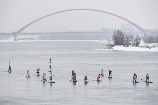 Новогодний заплыв спортсменов на SUP-бордах по Оби