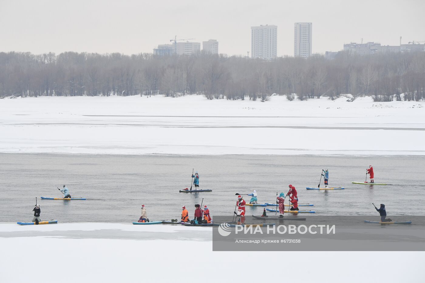 Новогодний заплыв спортсменов на SUP-бордах по Оби
