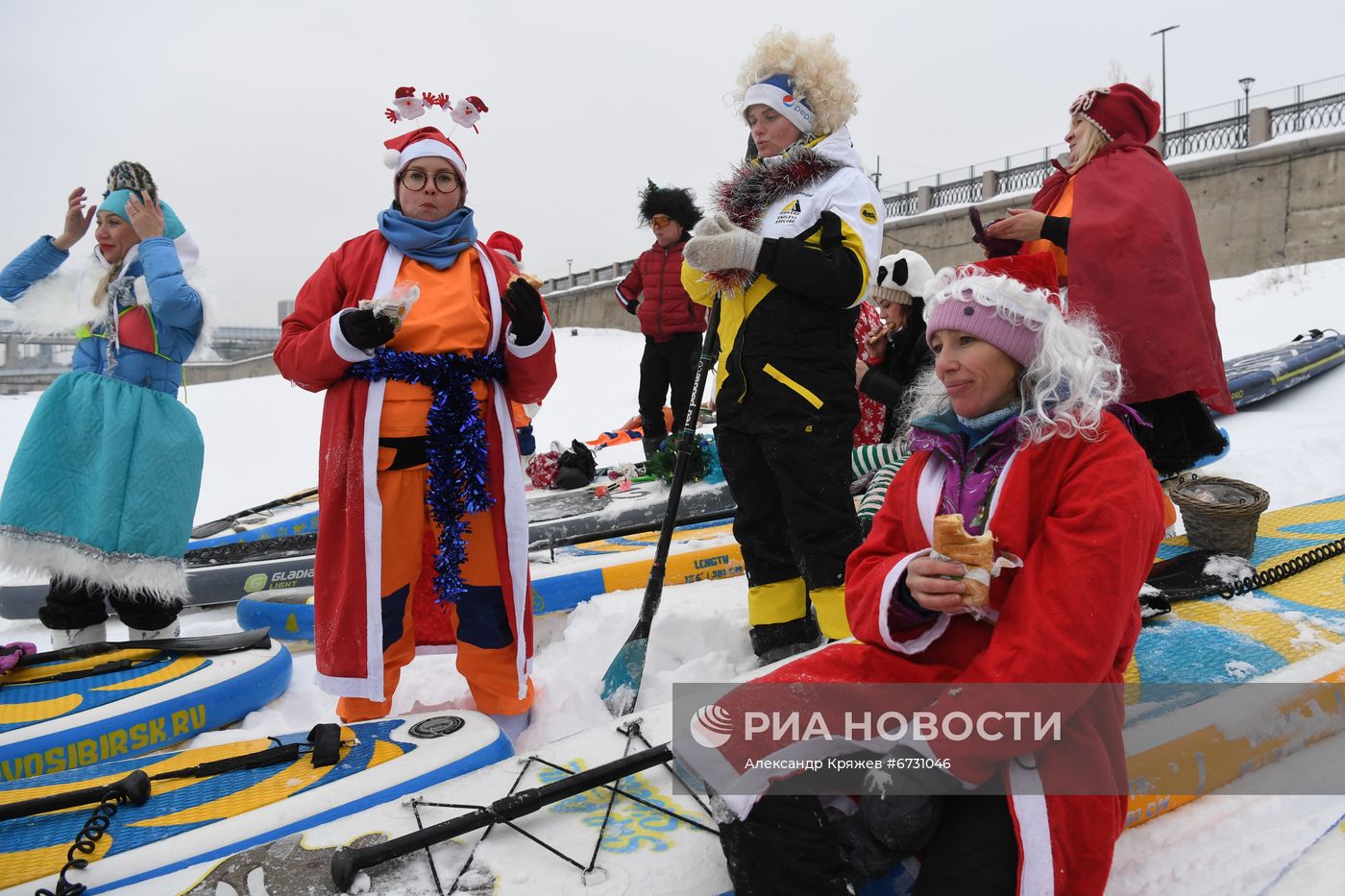 Новогодний заплыв спортсменов на SUP-бордах по Оби