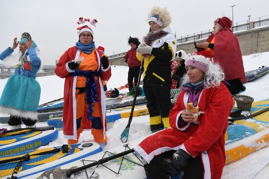 Новогодний заплыв спортсменов на SUP-бордах по Оби