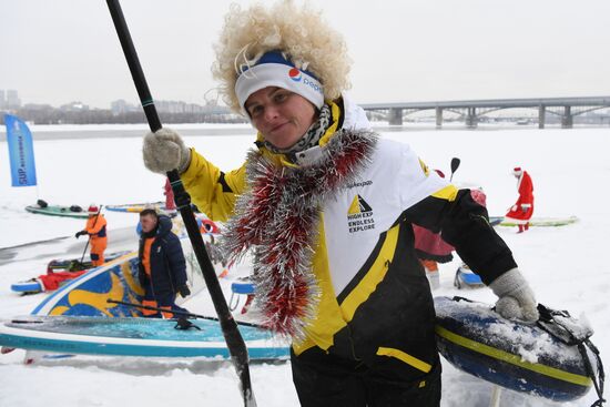 Новогодний заплыв спортсменов на SUP-бордах по Оби