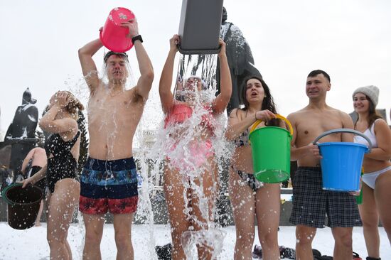 Массовое обливание холодной водой в центре Новосибирска