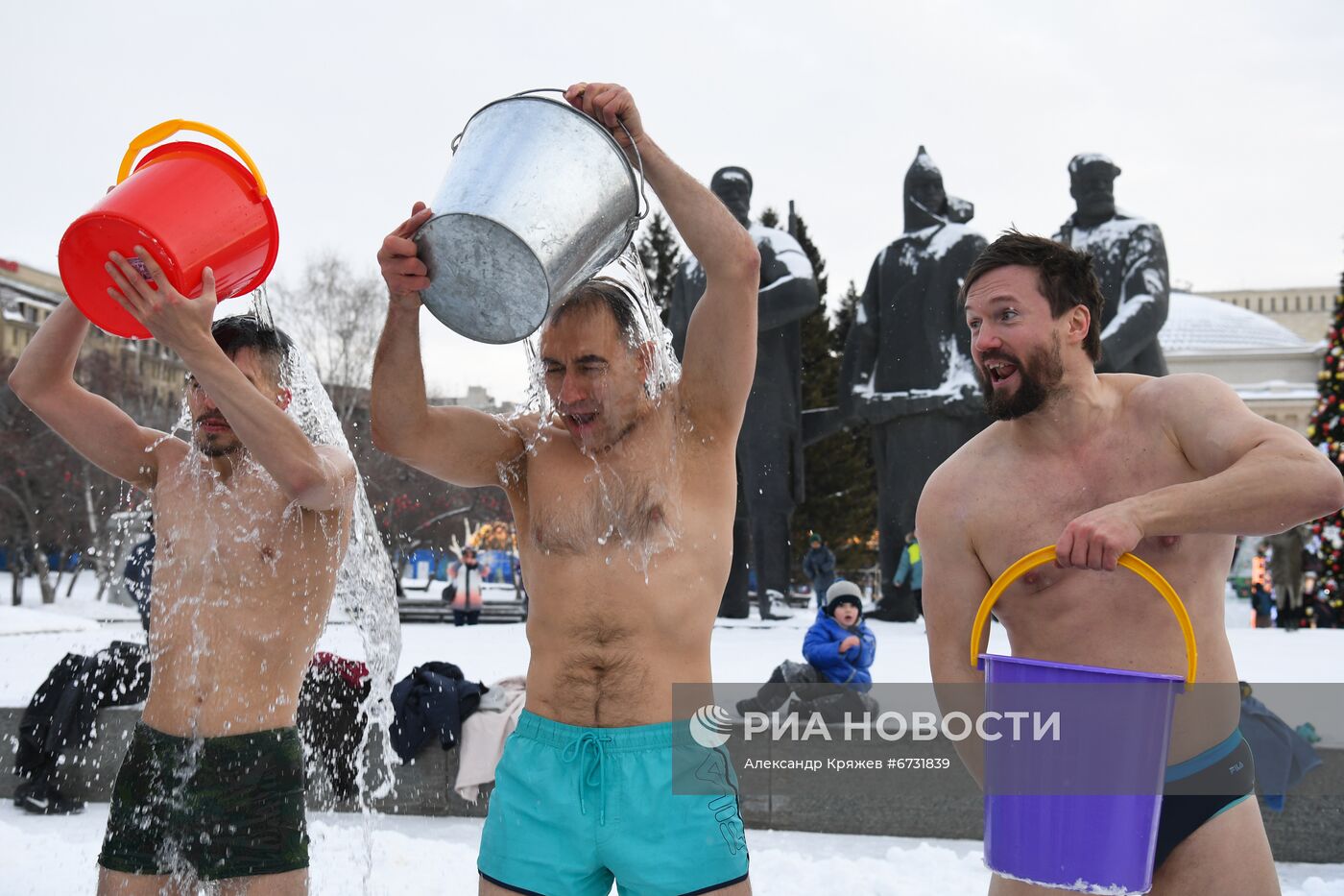 Массовое обливание холодной водой в центре Новосибирска