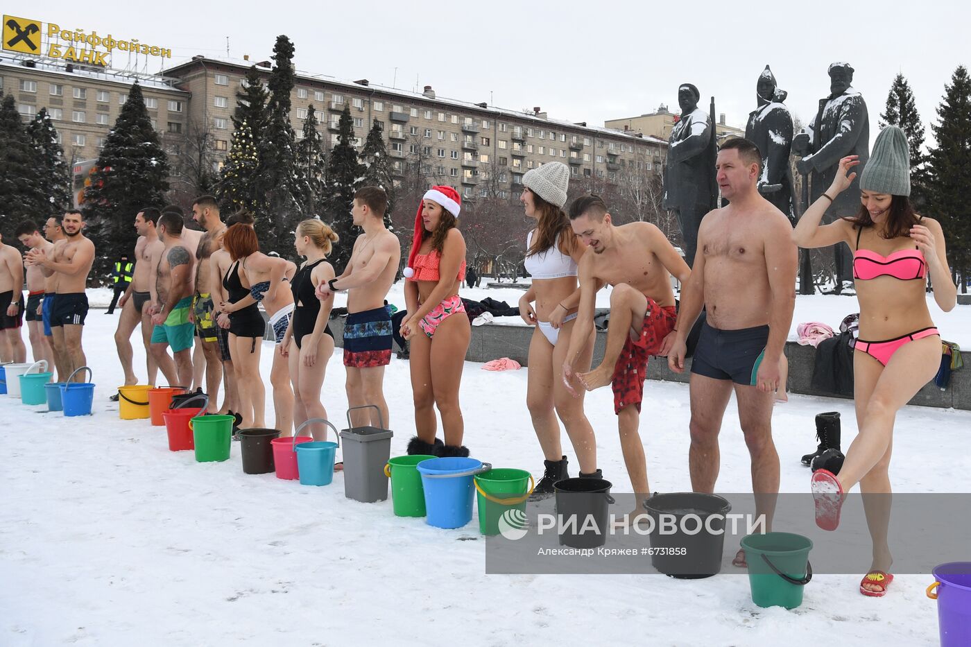 Массовое обливание холодной водой в центре Новосибирска