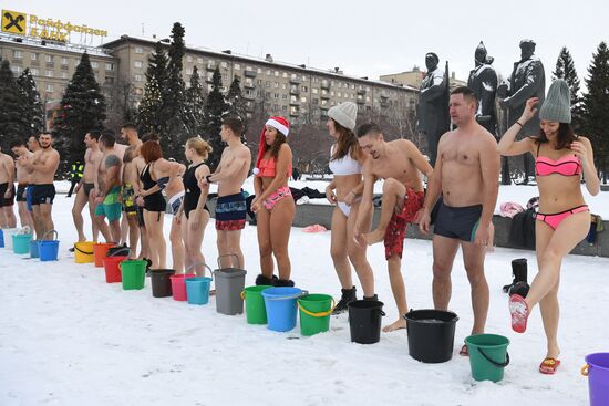 Массовое обливание холодной водой в центре Новосибирска