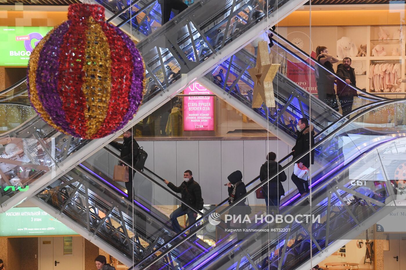 Работа ТЦ перед новогодними праздниками