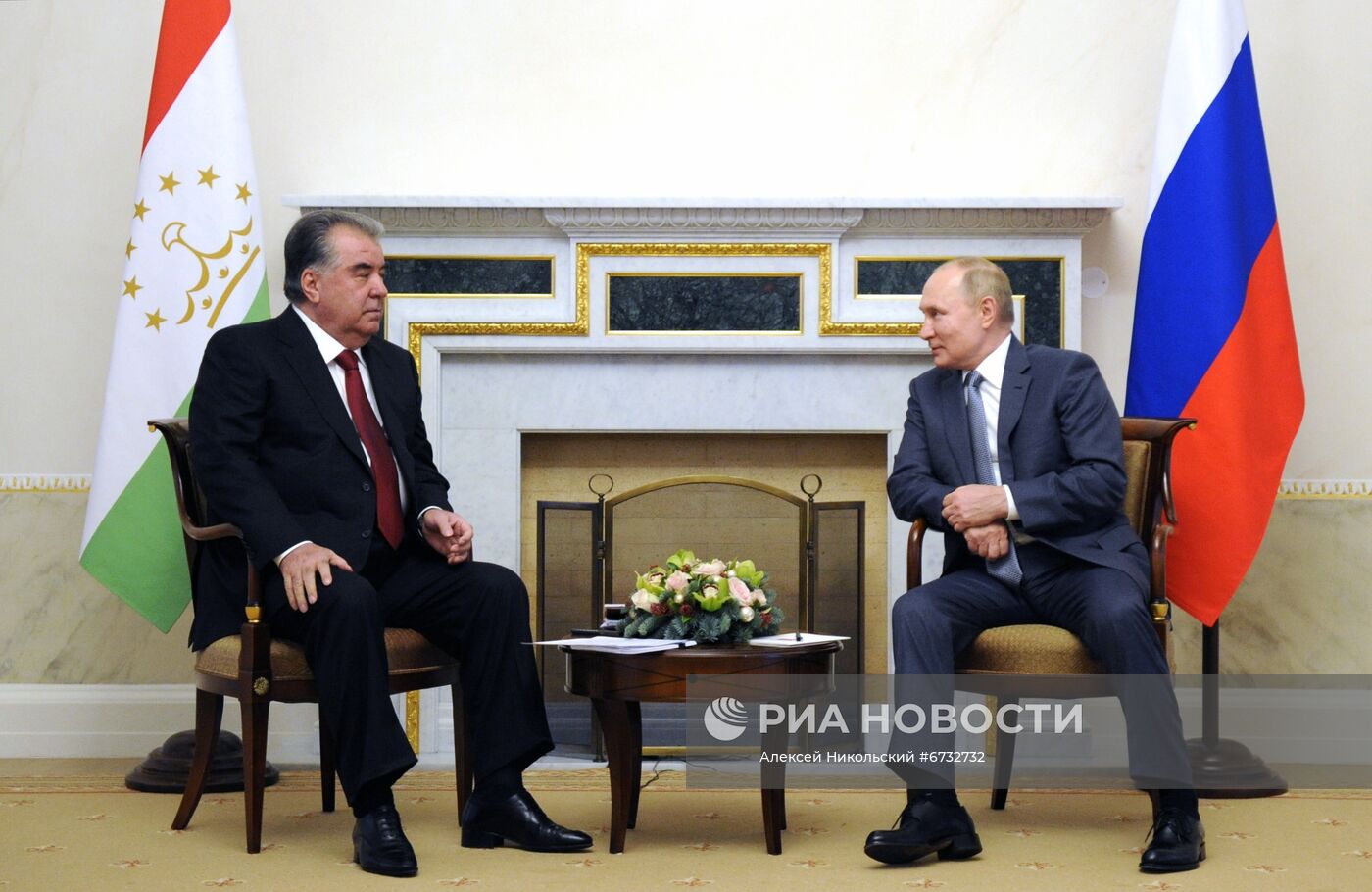 Беседа президента РФ В. Путина с президентом Таджикистана Э. Рахмоном
