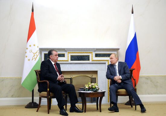 Беседа президента РФ В. Путина с президентом Таджикистана Э. Рахмоном