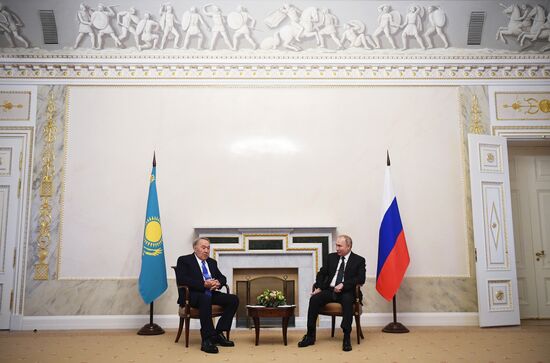 Президент РФ В. Путин принял участие в неформальной встрече руководителей государств - участников СНГ