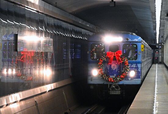 Новогодний поезд московского метро