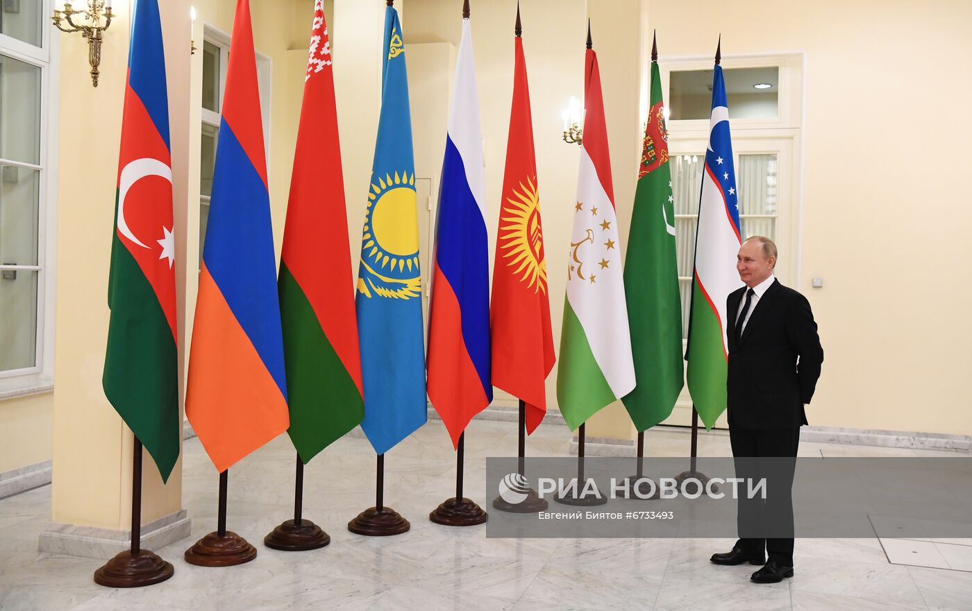 Президент РФ В. Путин принял участие в неформальной встрече руководителей государств - участников СНГ