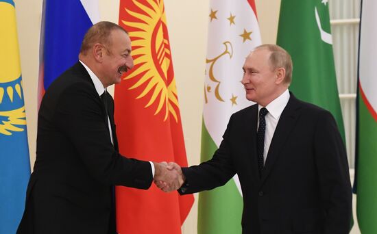 Президент РФ В. Путин принял участие в неформальной встрече руководителей государств - участников СНГ