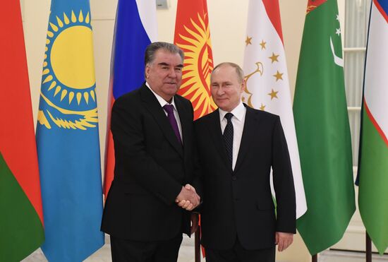 Президент РФ В. Путин принял участие в неформальной встрече руководителей государств - участников СНГ