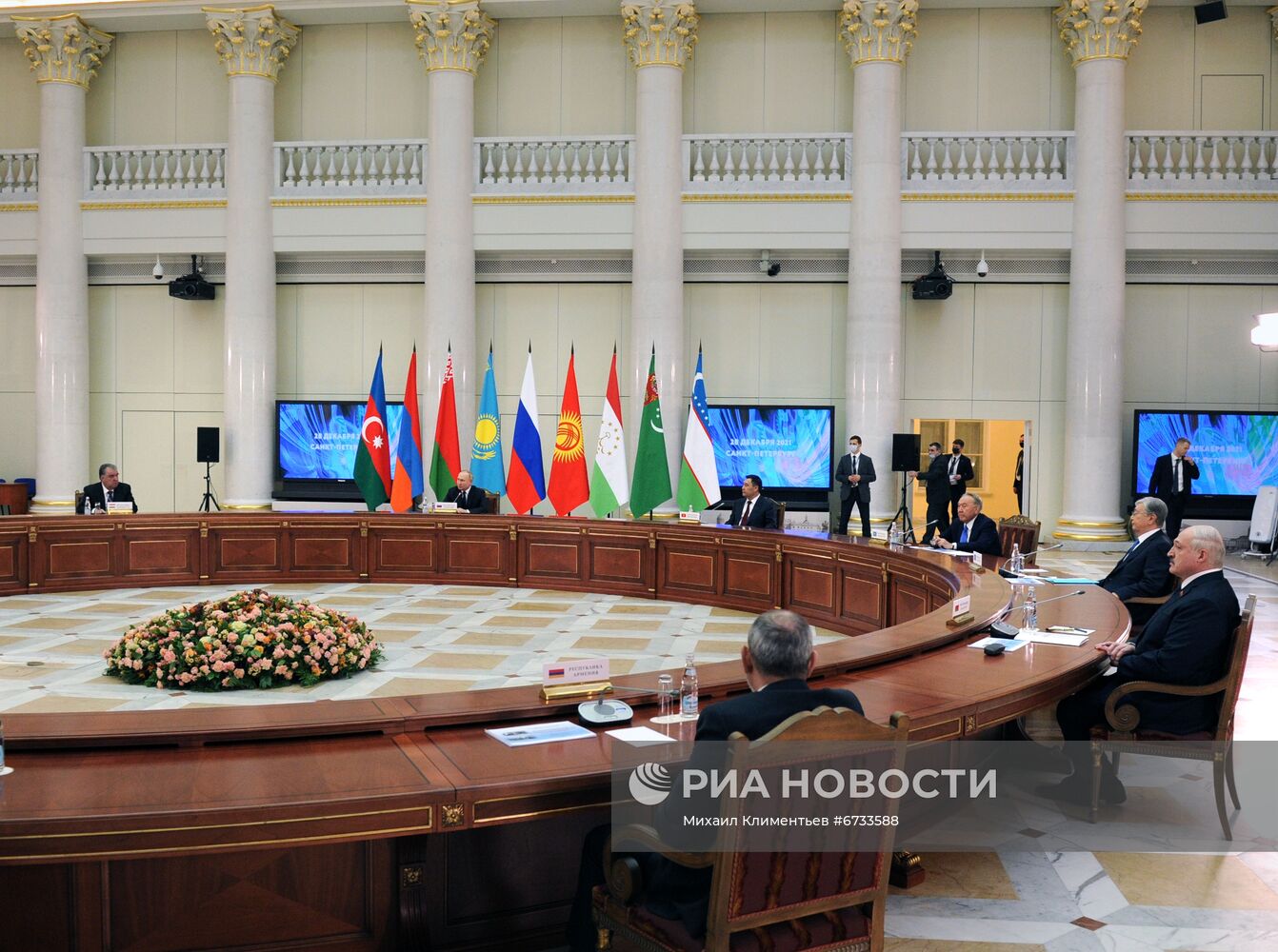 Президент РФ В. Путин принял участие в неформальной встрече руководителей государств - участников СНГ