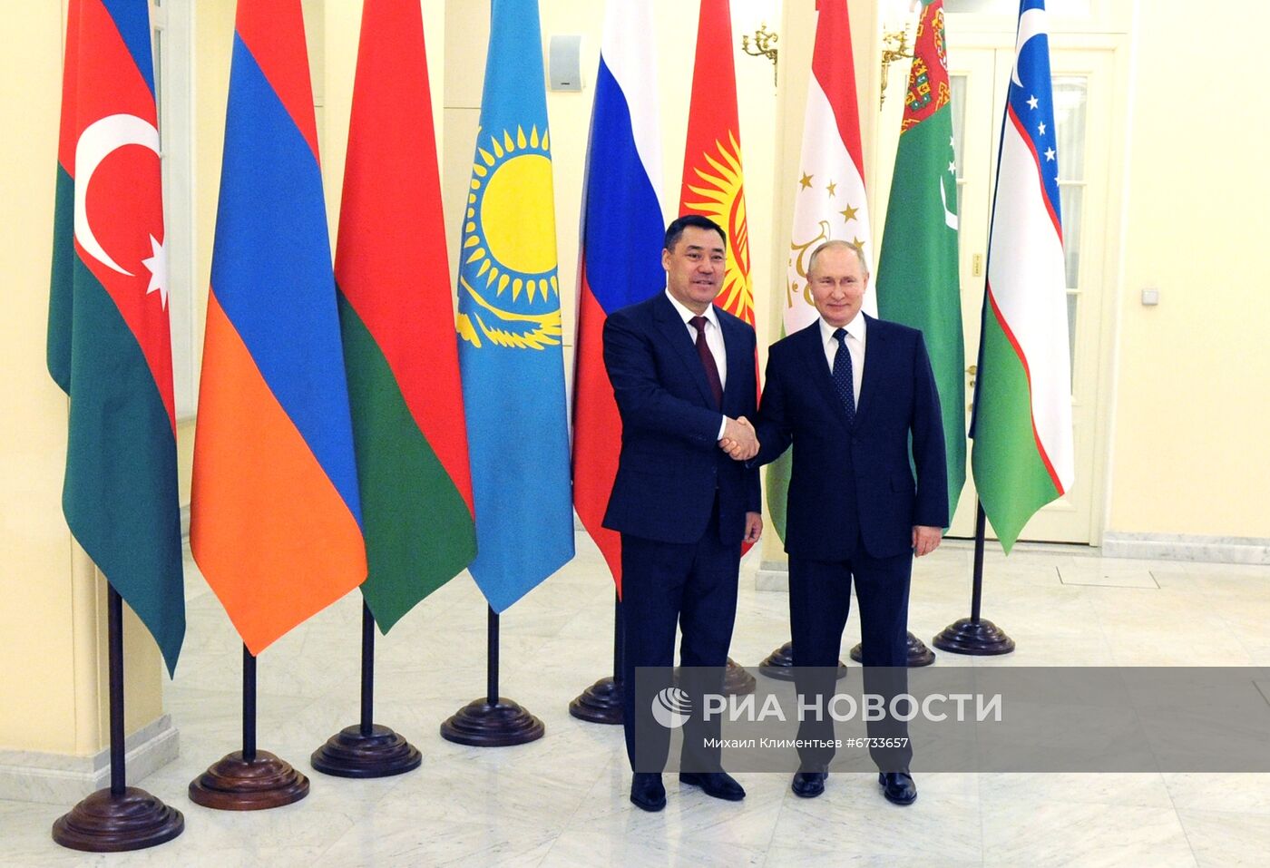 Президент РФ В. Путин принял участие в неформальной встрече руководителей государств - участников СНГ