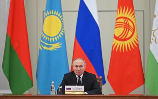 Президент РФ В. Путин принял участие в неформальной встрече руководителей государств - участников СНГ