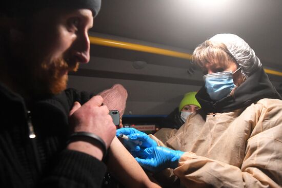 Вакцинация бездомных от COVID-19 в Москве