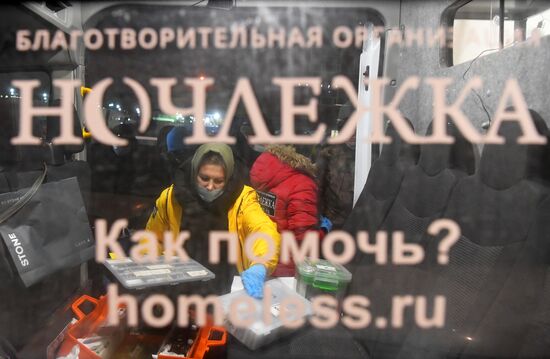 Вакцинация бездомных от COVID-19 в Москве