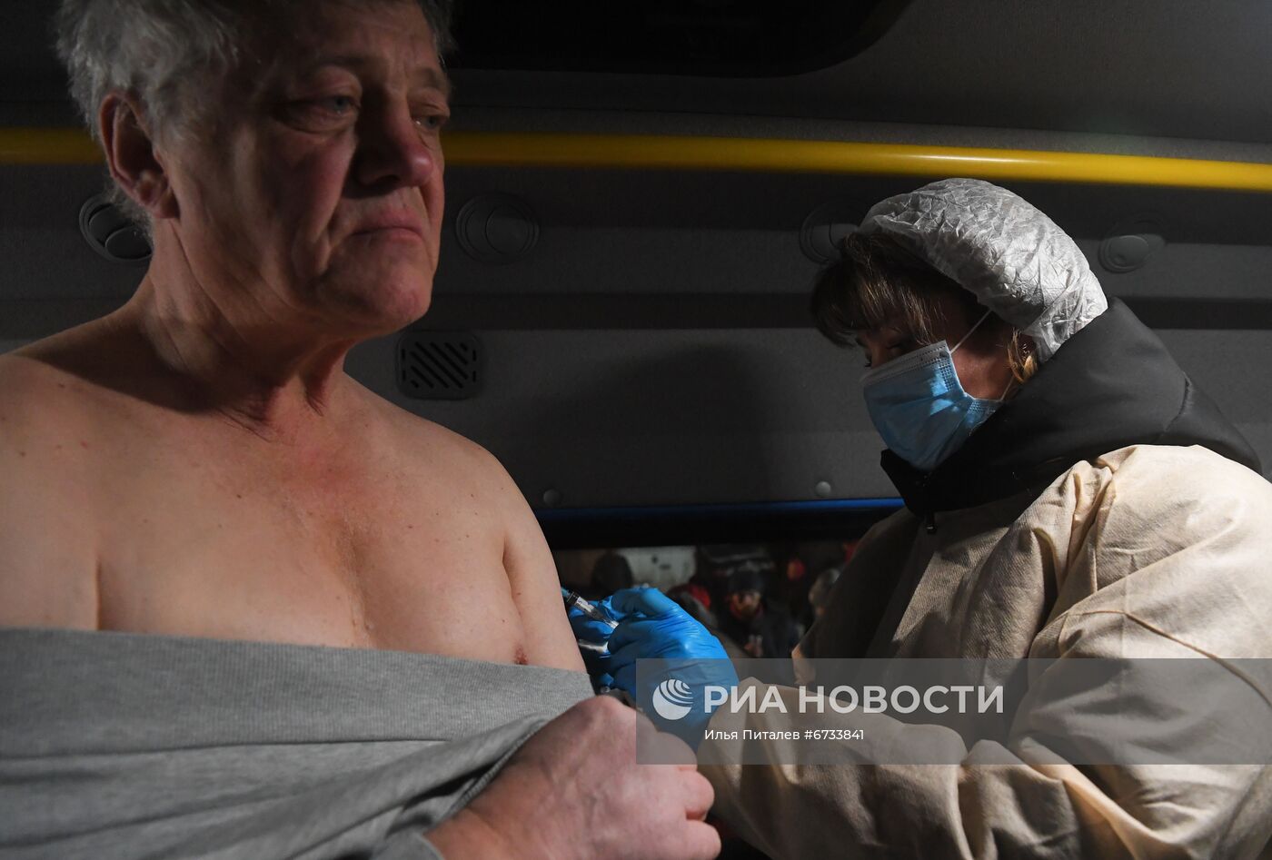 Вакцинация бездомных от COVID-19 в Москве