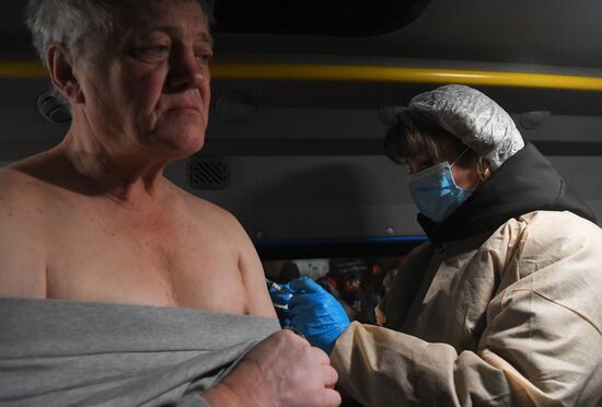 Вакцинация бездомных от COVID-19 в Москве