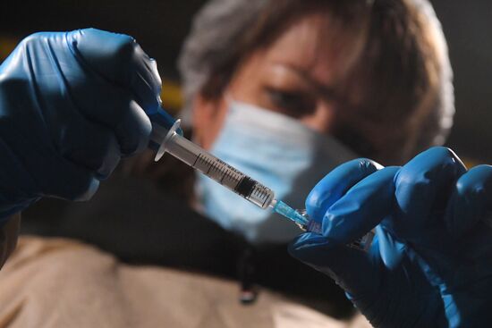 Вакцинация бездомных от COVID-19 в Москве