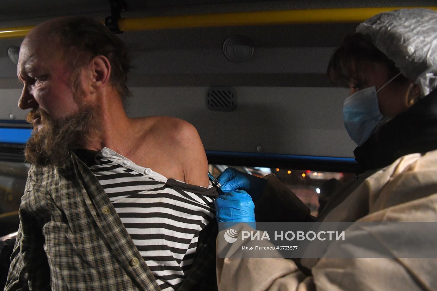 Вакцинация бездомных от COVID-19 в Москве