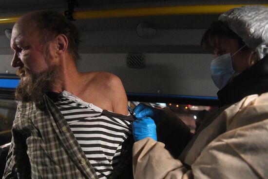 Вакцинация бездомных от COVID-19 в Москве