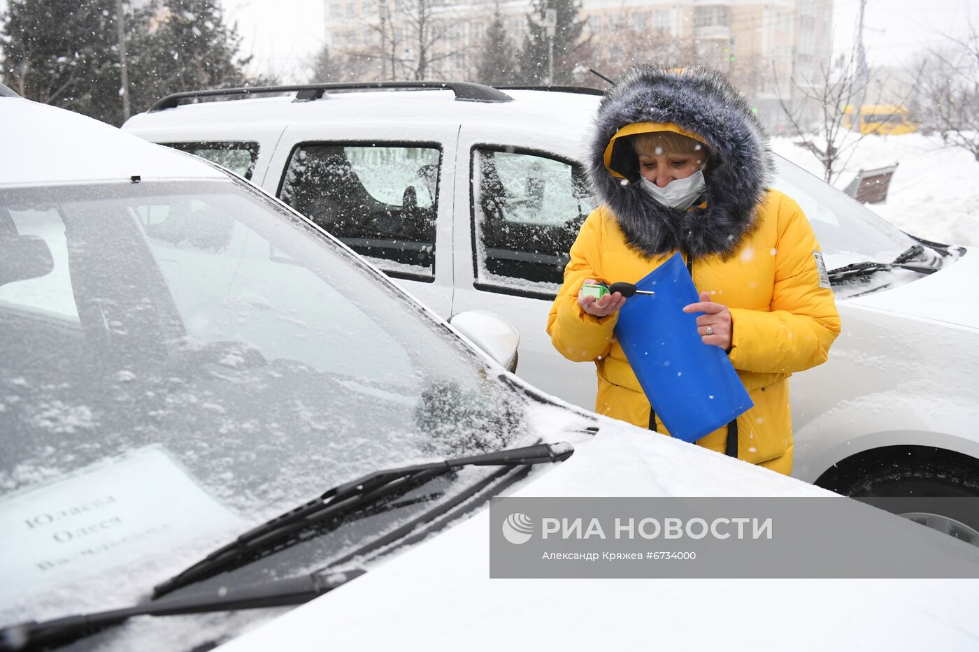 Вручение ключей от автомобилей многодетным семьям