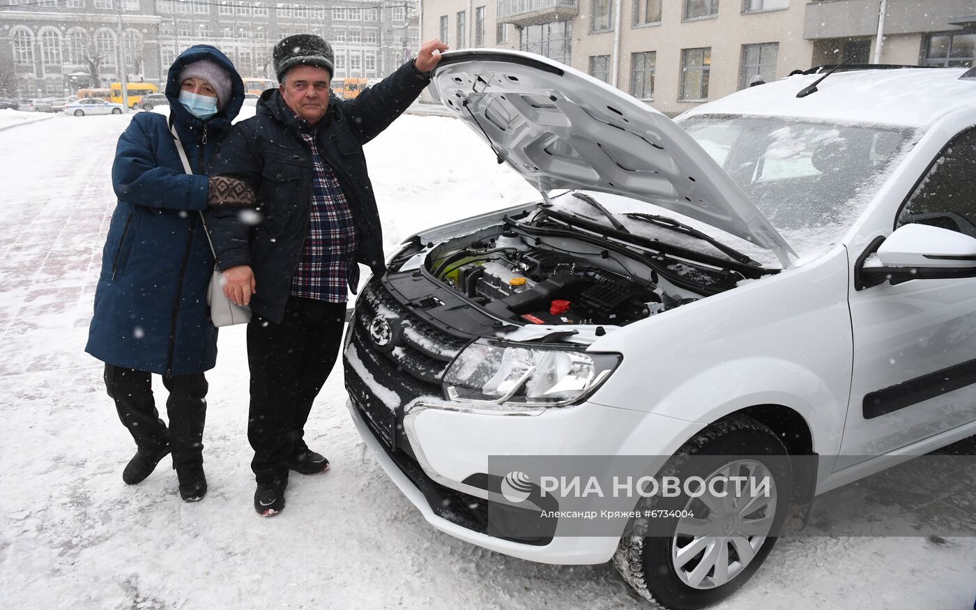 Вручение ключей от автомобилей многодетным семьям