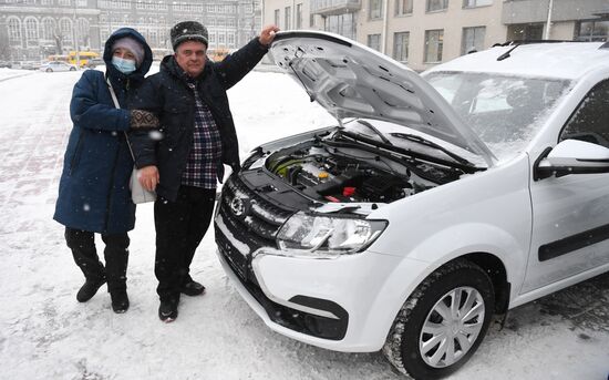 Вручение ключей от автомобилей многодетным семьям