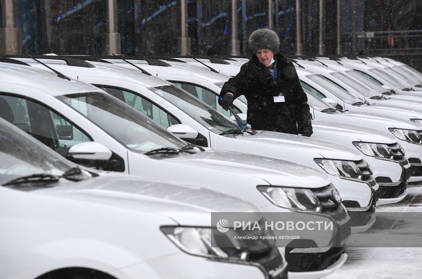 Вручение ключей от автомобилей многодетным семьям