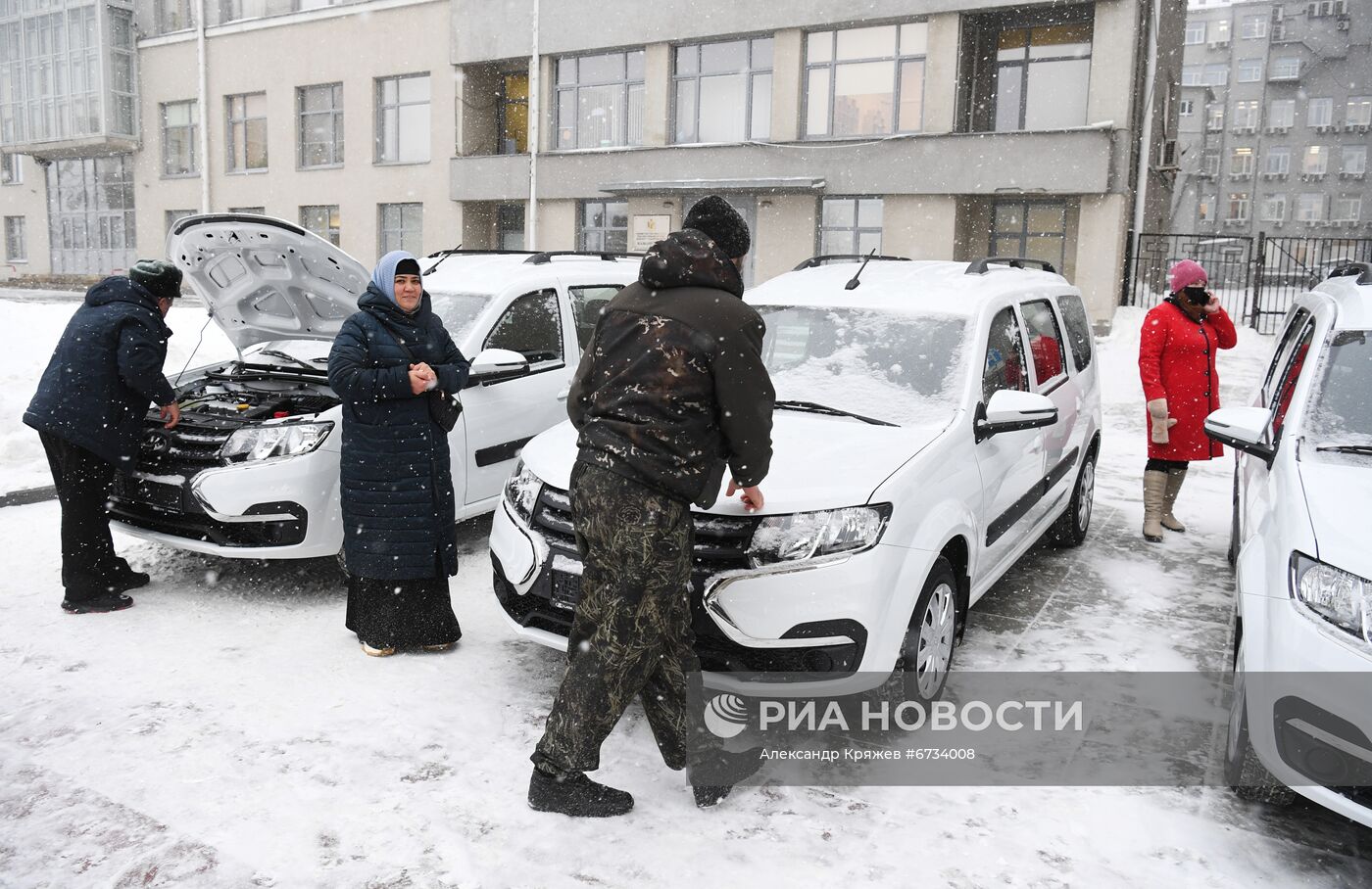 Вручение ключей от автомобилей многодетным семьям