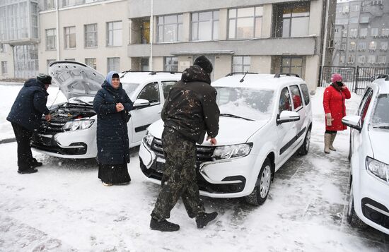 Вручение ключей от автомобилей многодетным семьям