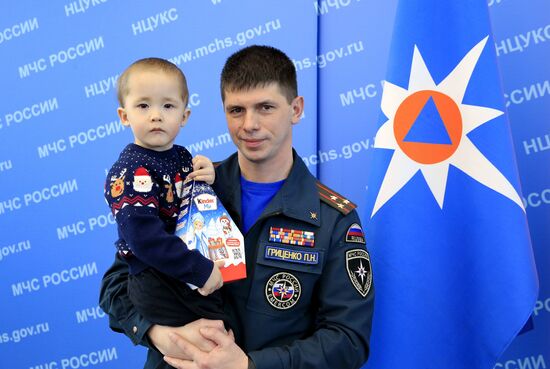 Мальчик И. Фокин встретился со спасателями МЧС России