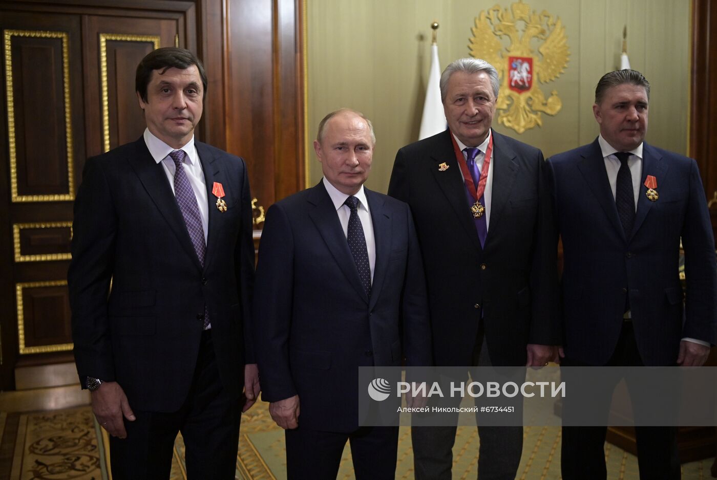 Президент РФ В. Путин вручил государственные награды заслуженным российским хоккеистам