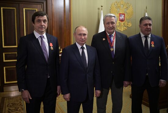 Президент РФ В. Путин вручил государственные награды заслуженным российским хоккеистам