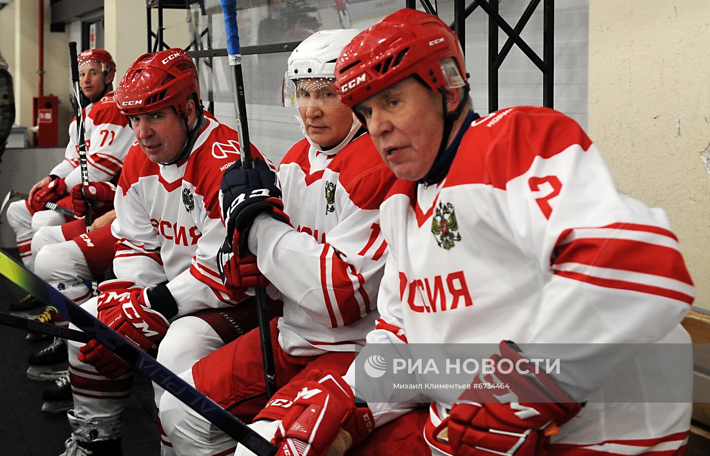 Президент РФ В. Путин и президент Белоруссии А. Лукашенко приняли участие в хоккейном матче