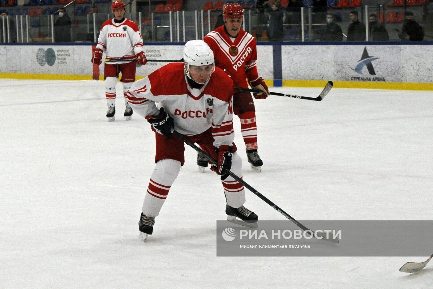 Президент РФ В. Путин и президент Белоруссии А. Лукашенко приняли участие в хоккейном матче