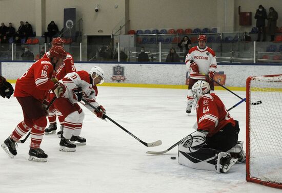 Президент РФ В. Путин и президент Белоруссии А. Лукашенко приняли участие в хоккейном матче