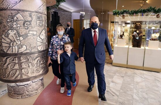 Премьер-министр РФ М. Мишустин исполнил мечту пятилетнего участника акции "Елка желаний" М. Спиридонова