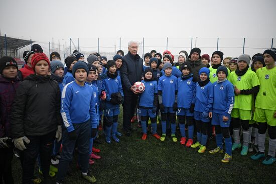 Мэр Москвы С. Собянин посетил новое футбольное поле с подогревом в Москве