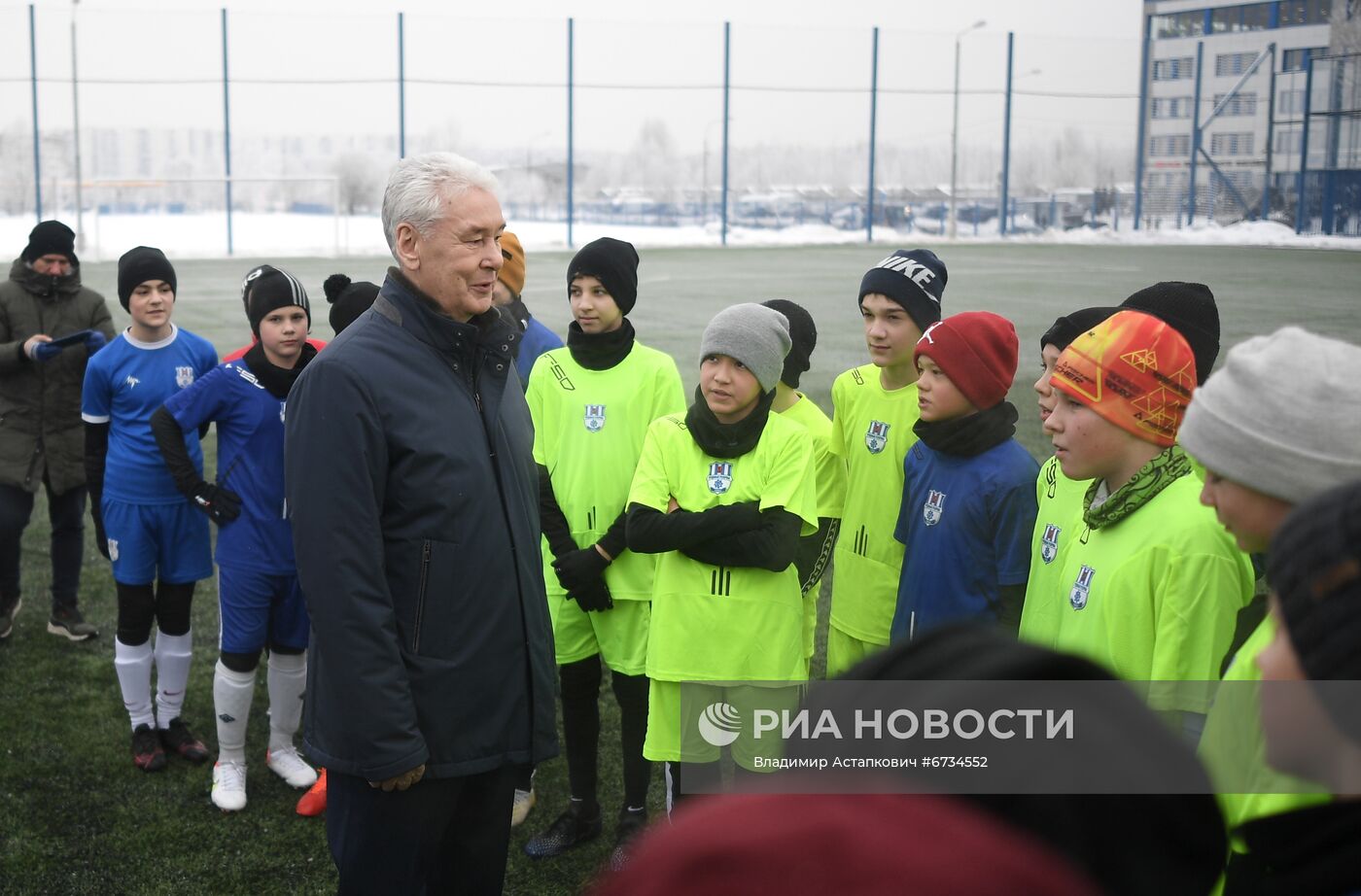 Мэр Москвы С. Собянин посетил новое футбольное поле с подогревом в Москве