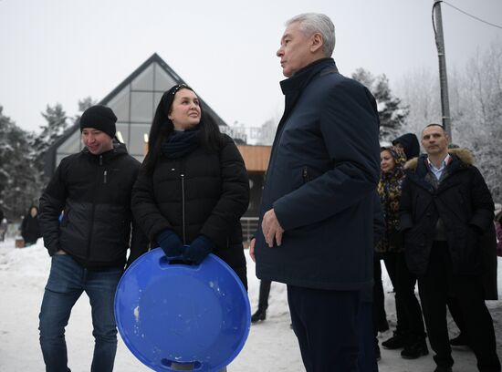 Мэр Москвы С. Собянин посетил новое футбольное поле с подогревом в Москве