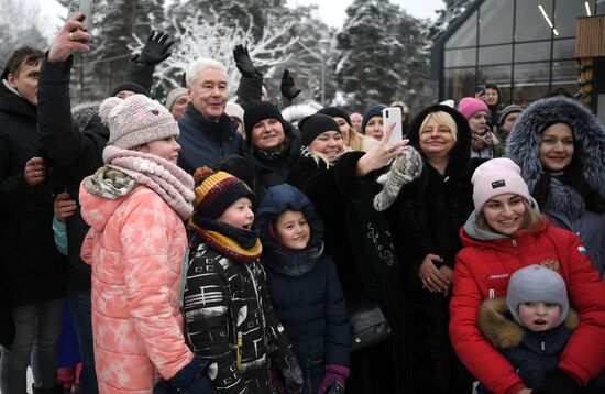 Мэр Москвы С. Собянин посетил новое футбольное поле с подогревом в Москве