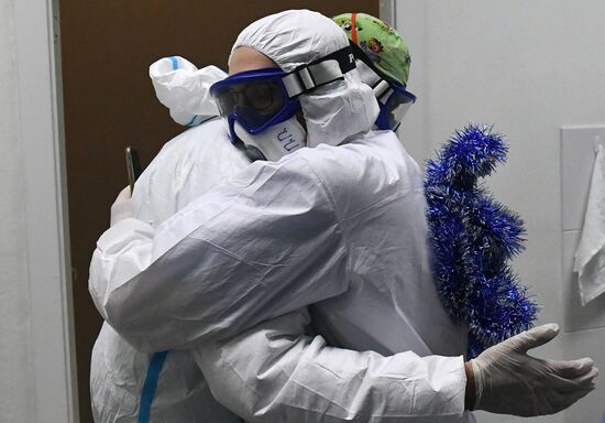 Работа ковид-госпиталя в новогоднюю ночь в Красноярске