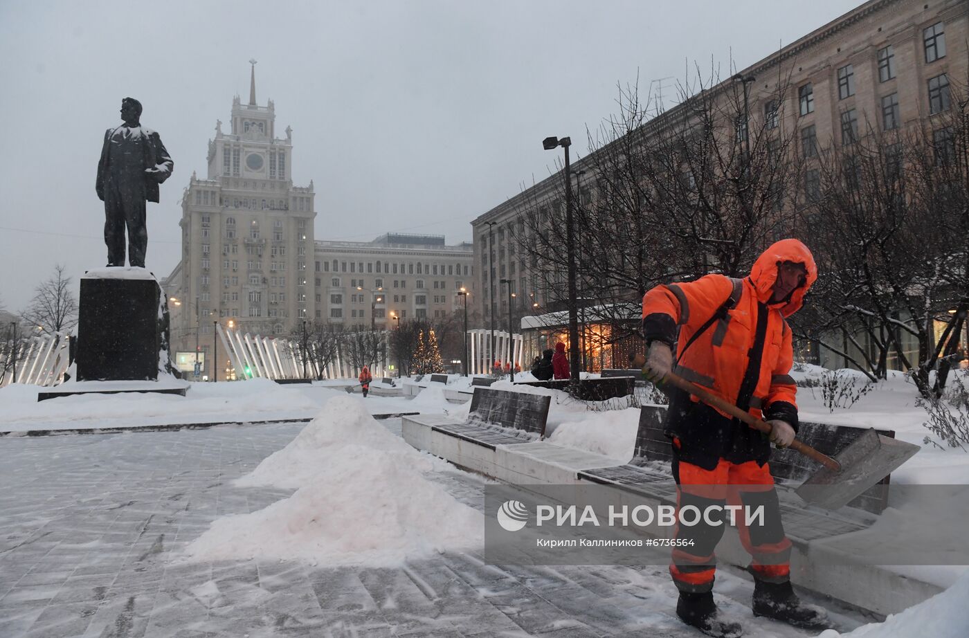 Уборка снега в Москве