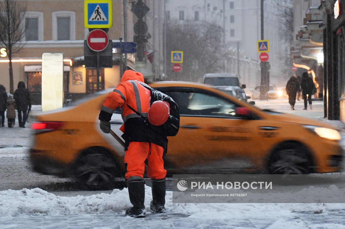 Уборка снега в Москве