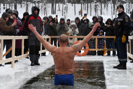 Закаливание на озере Комсомольское в Татарстане