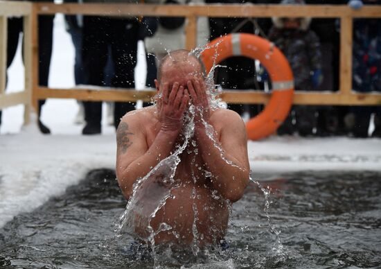 Закаливание на озере Комсомольское в Татарстане